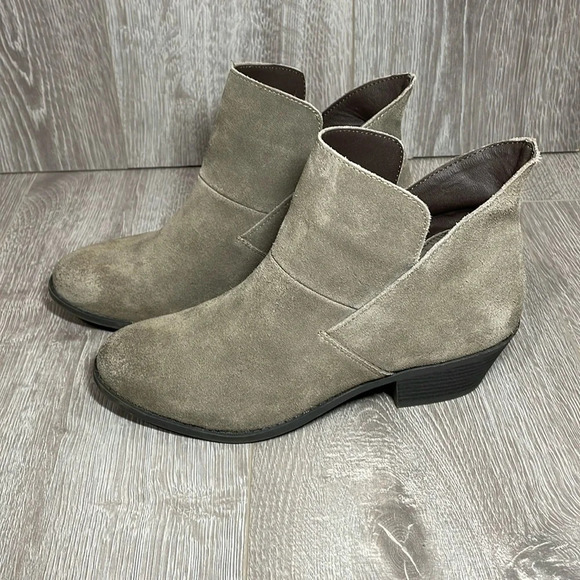 Me Too Zeus Suede Leather Heeled Ankle Boot Bootie Taupe Light Brown 7.5M - Picture 1 of 14